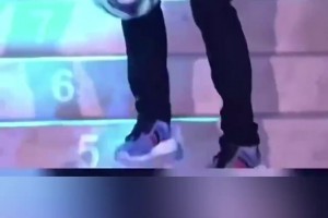 被炫到了！克羅斯背身顛球上樓梯