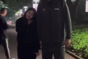 廣廈美女球迷與許鐘豪合影 這身高差也太萌了！