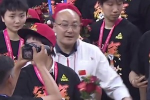 四川女籃奪冠慶祝時(shí) 這個(gè)把韓旭拍“生氣”的工作人員是誰？